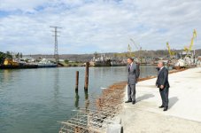 İlham Əliyev Bakı-Ələt avtomobil yolunun 2-4-cü kilometrliyində həyata keçirilən inşaat işlərinin gedişi ilə tanış olub(FOTO)